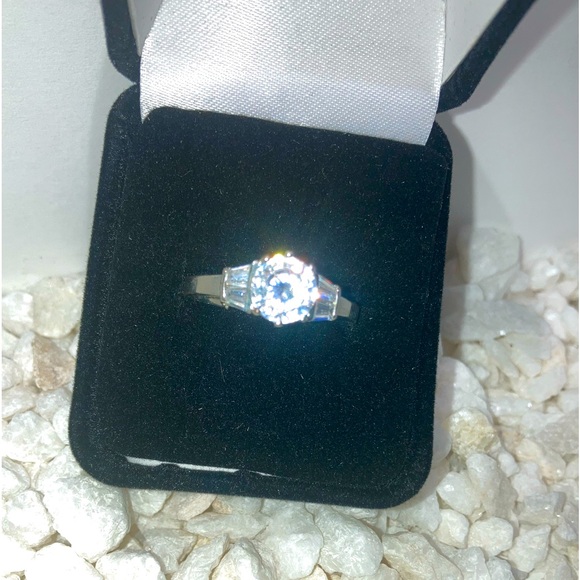 3 side diamond ring - Picture 3 of 3